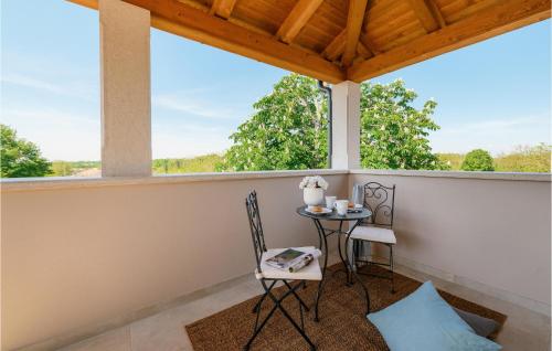 - werandę z 2 krzesłami i stołem w obiekcie Beautiful Home In Tinjan With Jacuzzi w mieście Tinjan