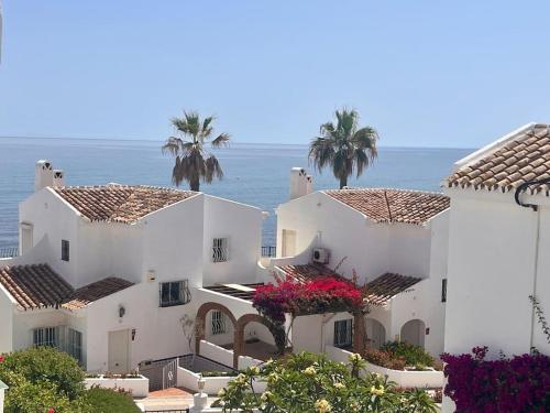 Nyrenoverat! Beachfront townhouse med pool