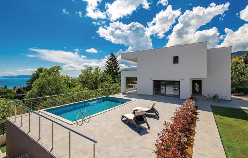 une villa avec piscine et patio dans l'établissement Stunning Home In Matulji, à Matulji