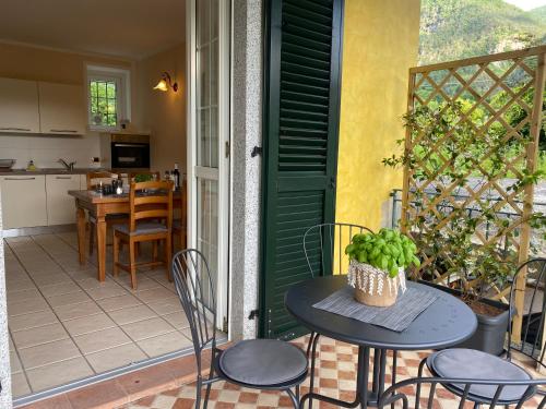 a patio with a table and chairs and a kitchen at Casa Elena in Crone