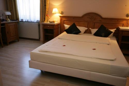 a bedroom with a large bed with a wooden headboard at Stargaze Home Hotel in Haan