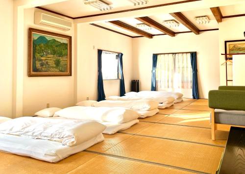 a row of mattresses lined up in a room at 湯布院我楽珍民泊Yufuin Garakuchin in Yufuin