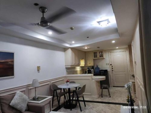 マニラにあるCondo with seaview in malateのテーブルとキッチンのあるリビングルーム
