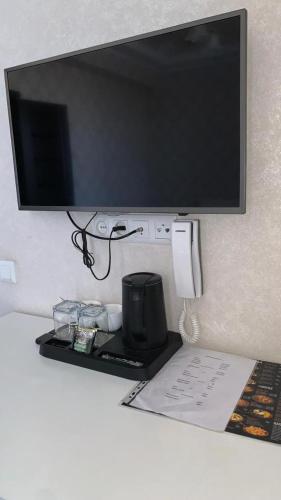 Una televisión o centro de entretenimiento en Garnet hotel