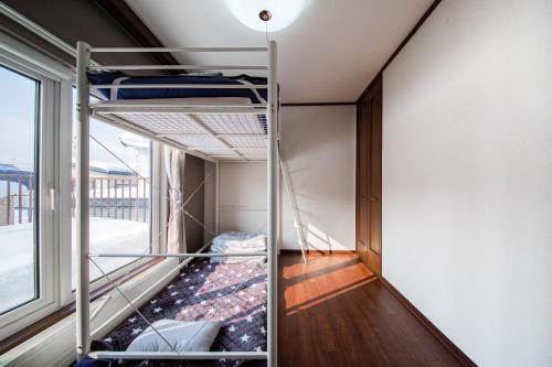 a room with a bunk bed and a window at DOWNTOWN　TOKO11 in Asahikawa