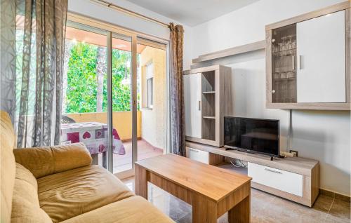 Μια τηλεόραση ή/και κέντρο ψυχαγωγίας στο Nice Apartment In Almuñécar With Wifi