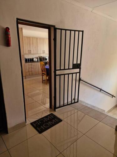 Gambar di galeri bagi Royal Inn - Self Catering Apartment di Lenasia