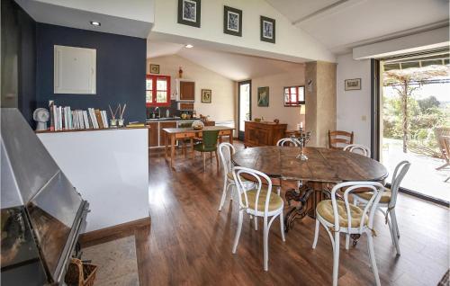une cuisine et une salle à manger avec une table et des chaises dans l'établissement Awesome Home In Roussas With Kitchen, à Roussas