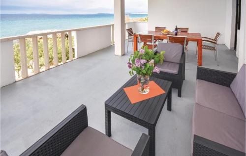 Two-Bedroom Apartment In Podstrana