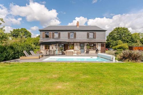 une maison avec une piscine dans la cour dans l'établissement Havre de paix normand - grande terrasse sud !, à Saint-Pierre-des-Ifs