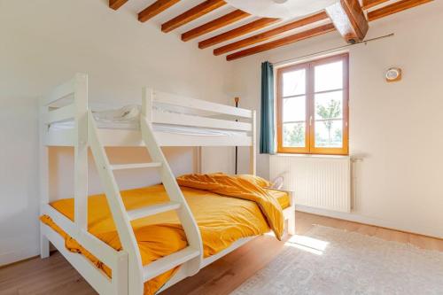 una camera con letto a castello e scala di Havre de paix normand - grande terrasse sud ! a Saint-Pierre-des-Ifs