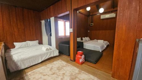 una camera con due letti e uno specchio di HOMETHAI RESORT (โฮมไทยรีสอร์ท) a Ban San Pu Loei