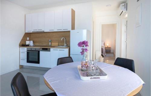 Η κουζίνα ή μικρή κουζίνα στο Lovely Apartment In Komarna With Wifi