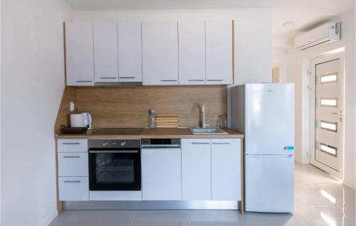 Η κουζίνα ή μικρή κουζίνα στο Lovely Apartment In Komarna With Wifi