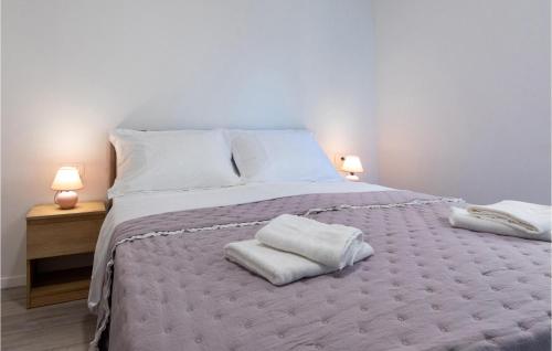 Ένα ή περισσότερα κρεβάτια σε δωμάτιο στο Lovely Apartment In Komarna With Wifi