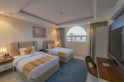 Postel nebo postele na pokoji v ubytování Neema Hotel Al Wajh