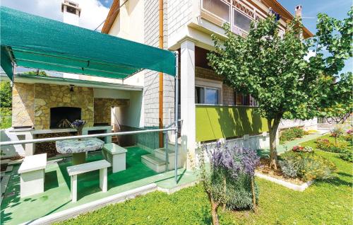 Vonkajšia záhrada v ubytovaní Two-Bedroom Apartment In Trogir