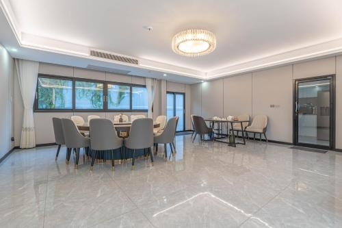 a meeting room with a table and chairs at T M L-Jomtien Beach 4 bedrooms - independent swimming pool and KTV in Jomtien Beach