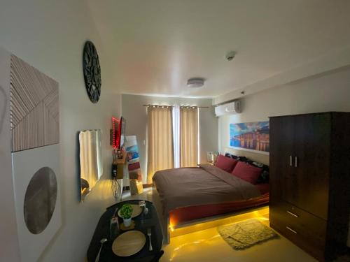 a bedroom with a bed and a dresser at Saekyung Marigondon Phase 3 in Suba