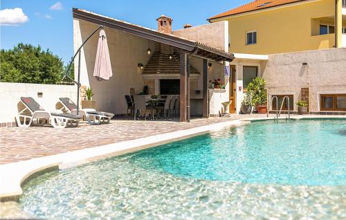 Lovely Apartment In Pula With Swimming Pool
