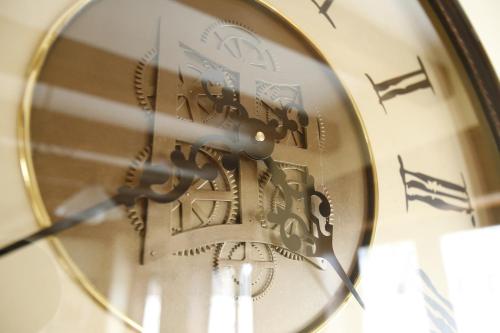 a reflection of a clock in a mirror at Casa Felisa Pirineo Aragonés in Santa Eulalia de Gállego