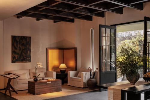 a living room with a couch and a table at Rong Unique Hotel-Banyan Lake Scenery in Guilin