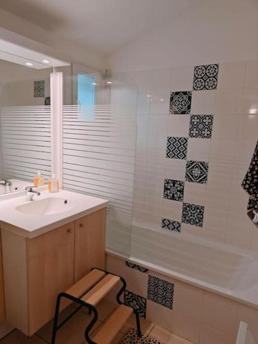 une salle de bain avec une douche, un lavabo et une baignoire dans l'établissement Maison avec piscine, tennis, à Ondres