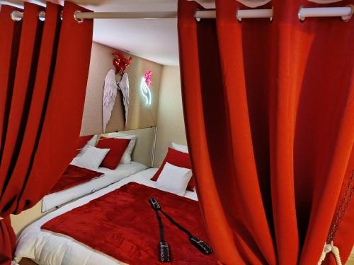 deux lits dans une chambre avec des rideaux rouges dans l'établissement 