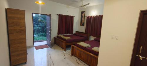 Postel nebo postele na pokoji v ubytování Coffee Street Homestay Sakleshpur