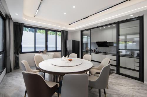 Una cocina o cocineta en T M L-Jomtien Beach 5 bedrooms - independent swimming pool and KTV