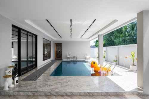 La alberca dentro o cerca de T M L-Jomtien Beach 5 bedrooms - independent swimming pool and KTV