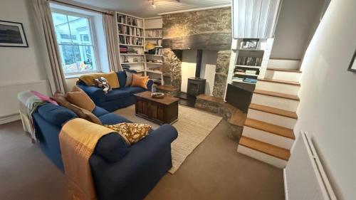 ランベリスにあるHouse in Llanberisのリビングルーム(青いソファ、暖炉付)