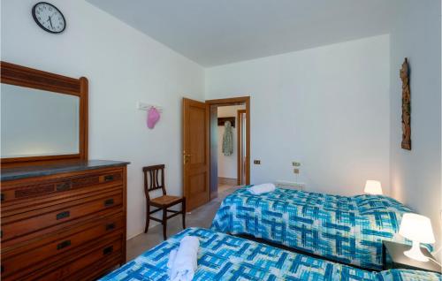 a bedroom with a bed and a dresser and a mirror at Casa Glicine in Pian di Mulino
