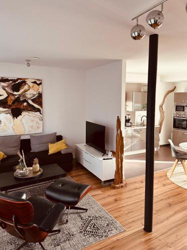 a living room with a couch and a tv at Lieblingsbude Schwerin in Schwerin