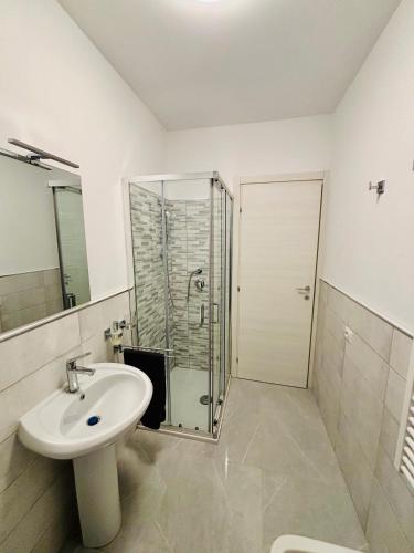 Un baño de Soverato Apartments