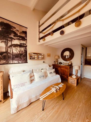 une chambre avec un lit et une table dedans dans l'établissement Cocon entre presqu'île du Cap Ferret et plages océanes - terrasse - 1 vélo gratuit, à Arès