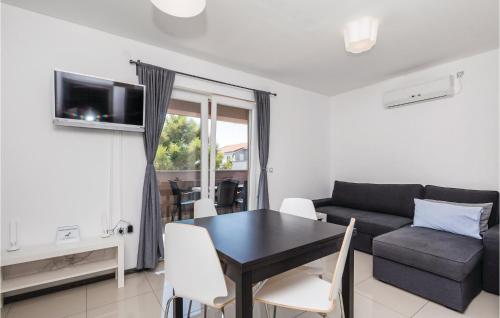 TV a/nebo společenská místnost v ubytování 1 Bedroom Lovely Apartment In Mandre