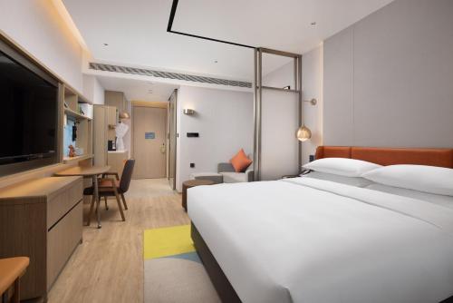 Katil atau katil-katil dalam bilik di Home2 Suite by Meishan Dongpo