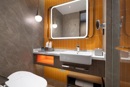 Bilik mandi di Home2 Suite by Meishan Dongpo