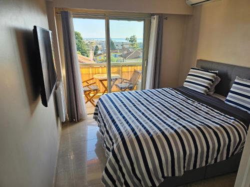 - une chambre avec un lit et un balcon dans l'établissement Maryland Antibes standing 45m2 au calme proche plage et centre-ville - Parking privé - Wifi, à Antibes