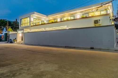 El edificio en el que está la villa