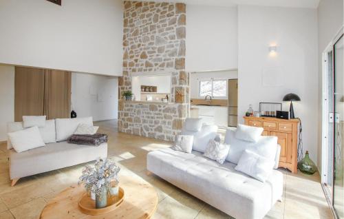 - un salon avec deux canapés et un mur en pierre dans l'établissement 4 Bedroom Gorgeous Home In Lussas, à Lussas