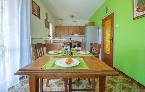 Dapur atau dapur kecil di Stunning Apartment In Koromacno