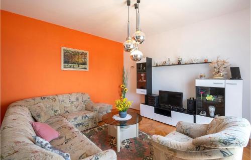 Ruang duduk di Stunning Apartment In Koromacno