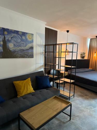 un salon avec un canapé et un lit dans l'établissement Hotel Art, à Varna