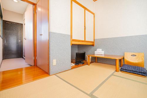 a room with a desk and a table with a chair at Fujiminoyado - Vacation STAY 61949v in Gotemba