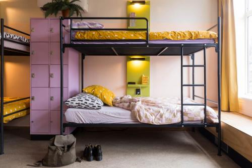 a bunk bed room with two bunk beds at Hostel Ani&Haakien in Rotterdam