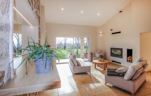 Χώρος καθιστικού στο 4 Bedroom Gorgeous Home In Lussas