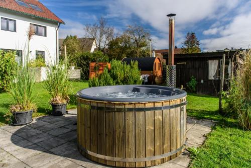 a hot tub in the backyard of a yard at Charming Loft Ferienwohnung Bodensee in Meckenbeuren