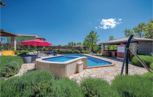 Bazén v ubytování Cozy Home In Rezanci With Jacuzzi nebo v jeho okolí